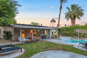 Pool - Palm Springs Mid-Century Modern | Designer Pool, Spa, Fire Pit & Mountain Views (Palm Springs)