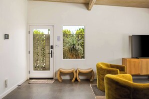 Interior - Palm Springs Mid-Century Modern | Designer Pool, Spa, Fire Pit & Mountain Views (Palm Springs)