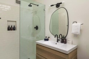 Shower, hair dryer, towels, shampoo - Palm Springs Mid-Century Modern | Designer Pool, Spa, Fire Pit & Mountain Views (Palm Springs)