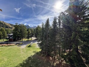 A rural landscape with a clear sky, a dirt path, and a small cabin. - 1st floor, balcony, tv, ski locker, 20m², Vars (Vars)