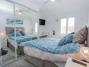 2 Schlafzimmer, individuell dekoriert, individuell eingerichtet