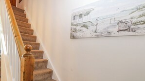 Een trap met houten spijbels en beklede treden.