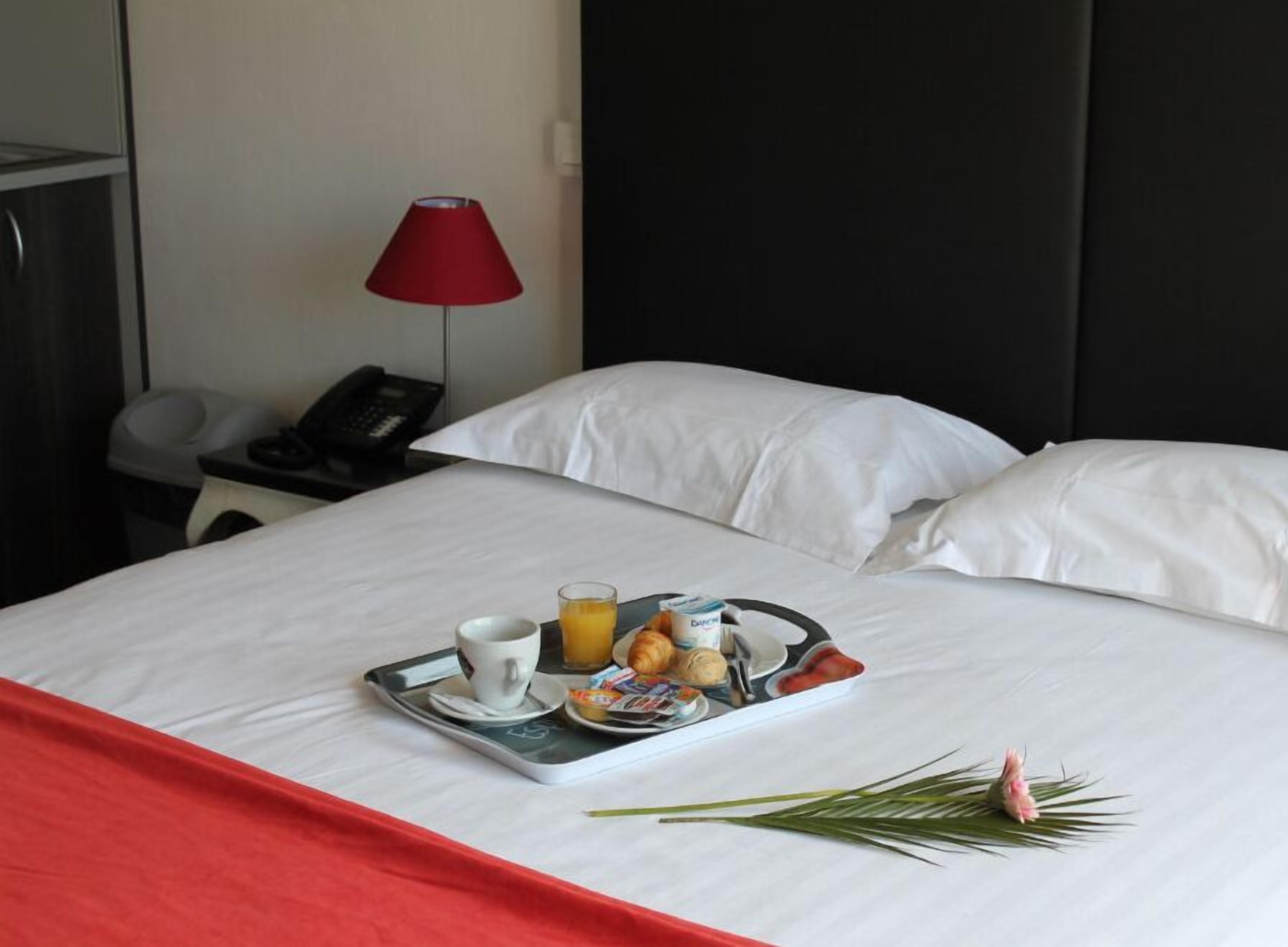 Cofres nos quartos, Wi-Fi de cortesia, roupa de cama