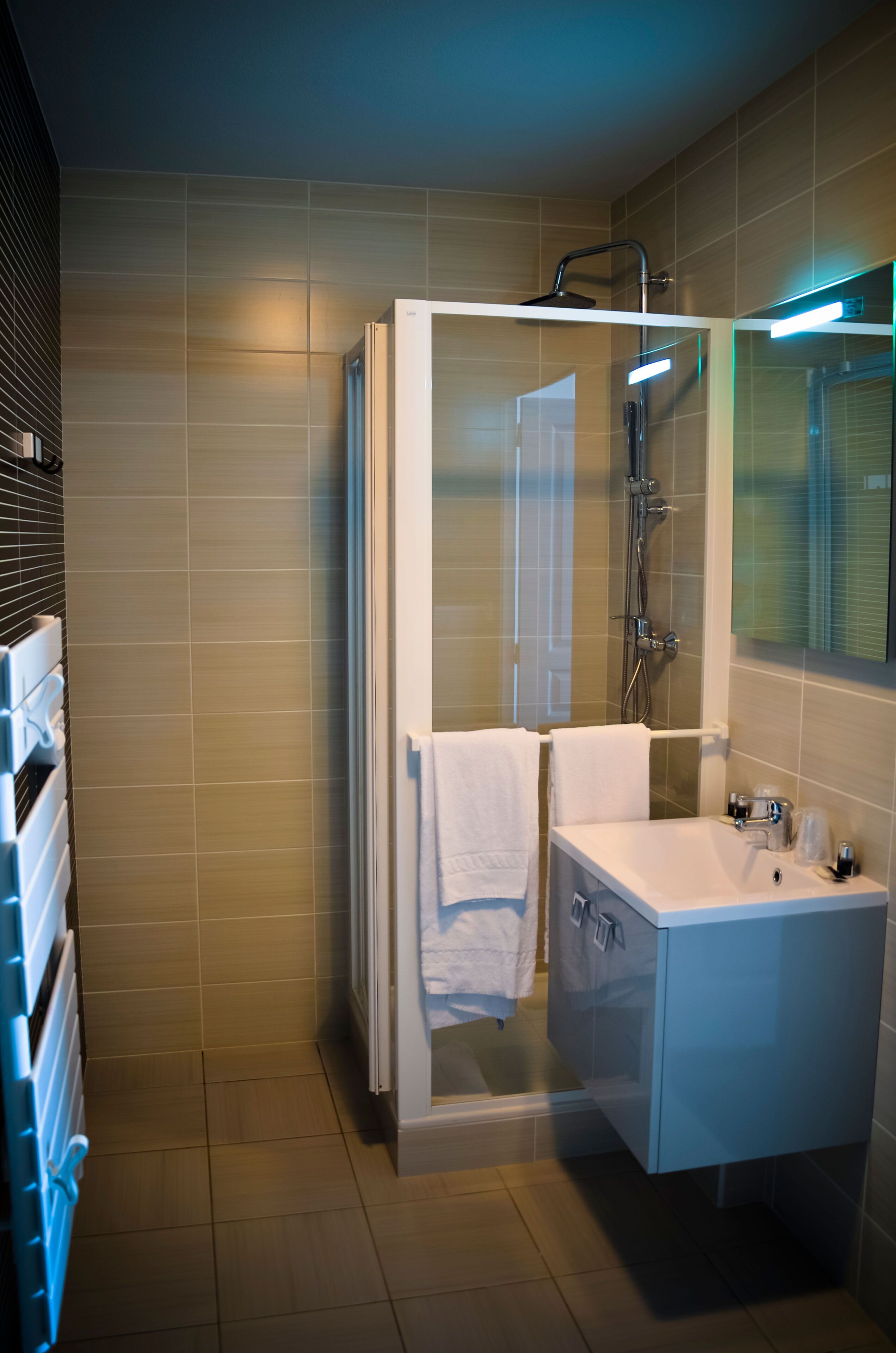 Toallas, jabón, shampoo, papel de baño 