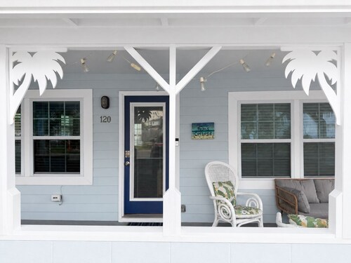 Beachside Cottage, Steps to the Beach with Private Yard