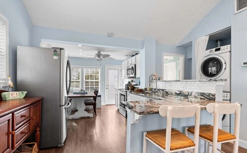 Steps to Ocean + Fenced Yard: Twin Palms Cottage