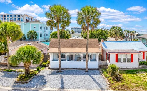 Beachside Cottage, Steps to the Beach with Private Yard