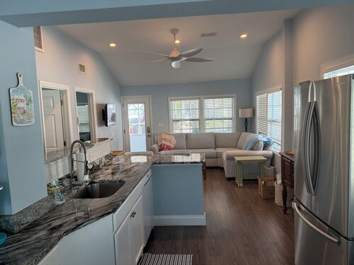 Steps to Ocean + Fenced Yard: Twin Palms Cottage
