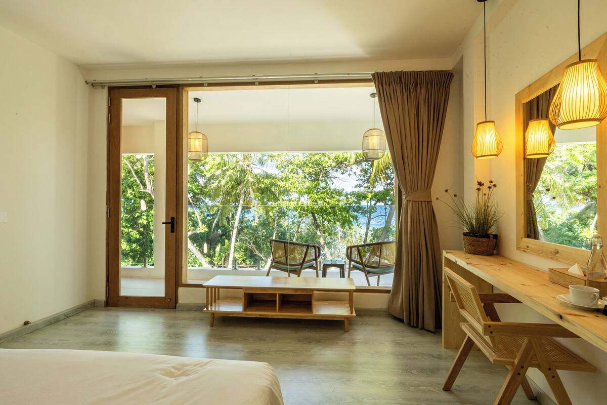 In-room safe, desk, blackout drapes, soundproofing