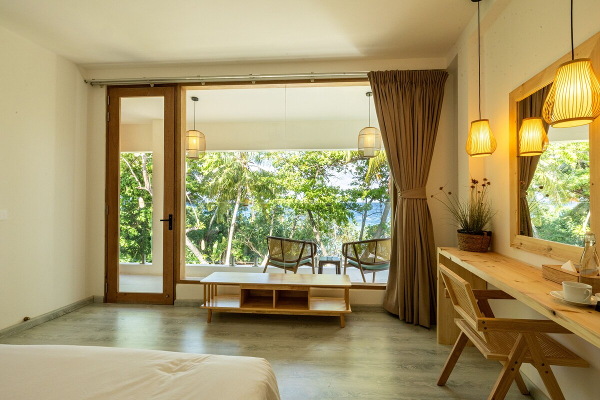 Odada kasa, masa, güneşlik/perde, ses yalıtımı 