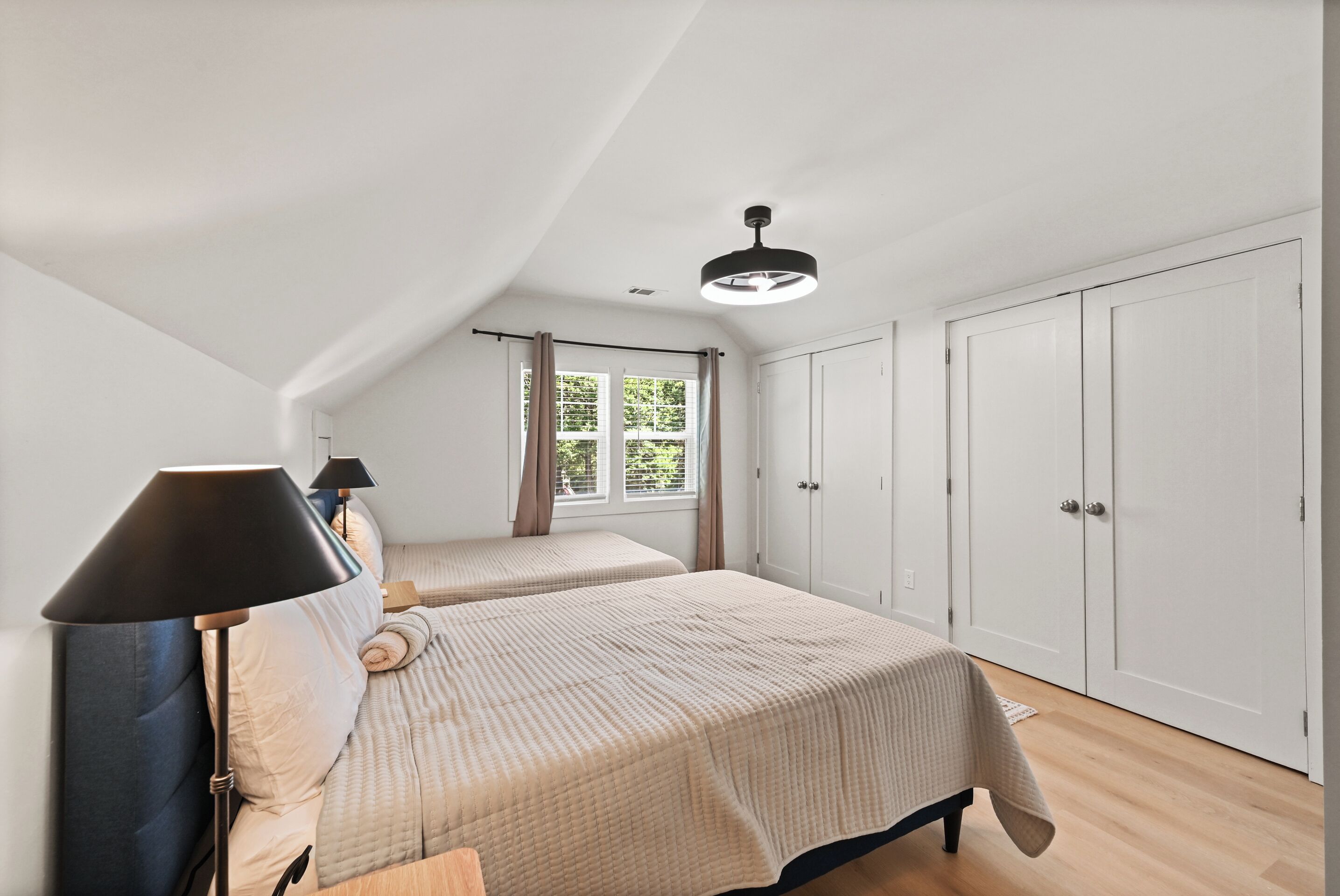5 bedrooms, iron/ironing board, Internet, bed sheets