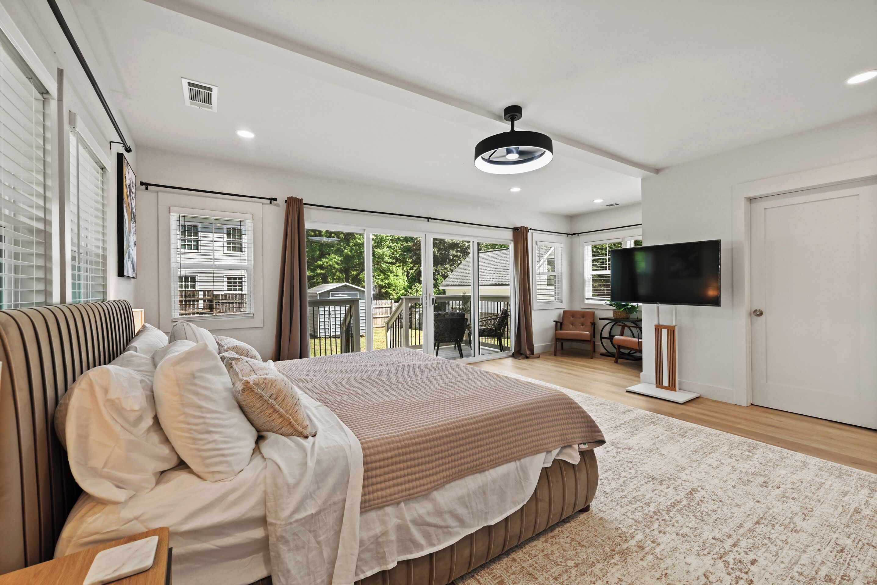 5 bedrooms, iron/ironing board, internet, bed sheets