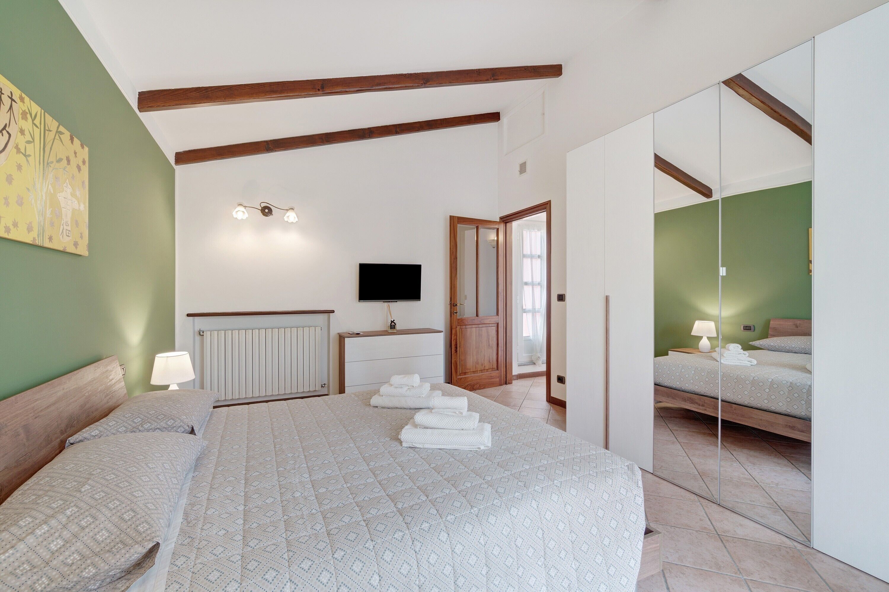 3 bedrooms, iron/ironing board, WiFi, bed sheets