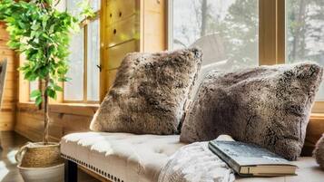 Deluxe Chalet, Mountain View | Interior