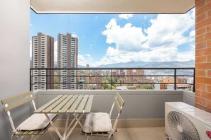 Outdoor dining - lEPl Luxury&Elegant Apt W/ Ac & Pool Near Provenza (Medellín)