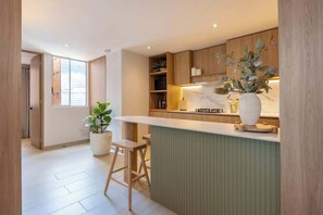 Fridge, microwave, oven, coffee/tea maker - lEPl Luxury&Elegant Apt W/ Ac & Pool Near Provenza (Medellín)