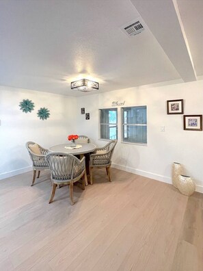 Dining - Beach House in Paradise (Fort Myers Beach)