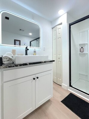 Shower, hair dryer, towels, soap - Beach House in Paradise (Fort Myers Beach)