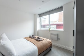 1 bedroom, WiFi, bed sheets - George House by Guestz (Wakefield)