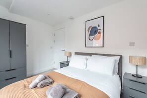 1 bedroom, WiFi, bed sheets - George House by Guestz (Wakefield)