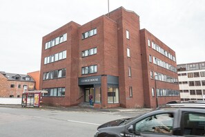 Exterior - George House by Guestz (Wakefield)