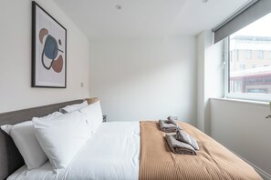 1 bedroom, WiFi, bed sheets - George House by Guestz (Wakefield)