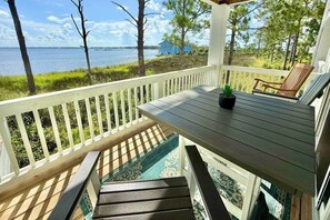 Outdoor dining - Blue Heron: Kayaks, Bay Views & more! (Escambia County)