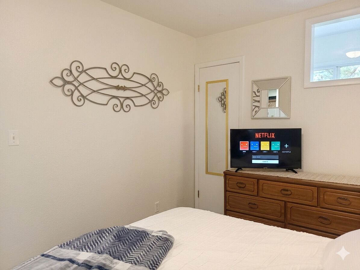2 Schlafzimmer, Schreibtisch, Bügeleisen/Bügelbrett, Reisekinderbett