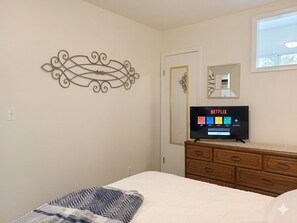 2 Schlafzimmer, Schreibtisch, Bügeleisen/Bügelbrett, Reisekinderbett