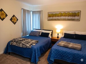 2 Schlafzimmer, Schreibtisch, Bügeleisen/Bügelbrett, Reisekinderbett