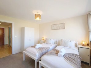 2 bedrooms, WiFi - Stylish Two-Bedroom Apartment near Gallions Reach (Greater London)