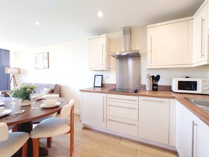 Private kitchen - Stylish Two-Bedroom Apartment near Gallions Reach (Greater London)
