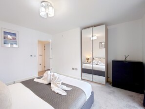 Iron/ironing board, WiFi, bed sheets - Luxury One Bed Apartment Near Olympic Park (Greater London)