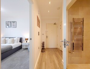 Iron/ironing board, WiFi, bed sheets - Luxury One Bed Apartment Near Olympic Park (Greater London)