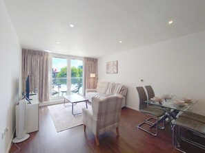 TV - Deluxe Two-Bed Apartment near London Excel (Greater London)