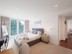 2 bedrooms, iron/ironing board, WiFi, bed sheets - Deluxe Two-Bed Apartment near London Excel (Greater London)