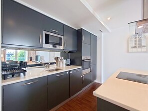 Fridge, microwave, dishwasher, cookware/dishes/utensils - Deluxe Two-Bed Apartment near London Excel (Greater London)