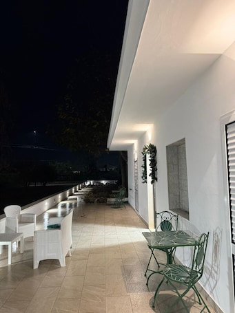 Outdoor dining. Aura Garden Rooms