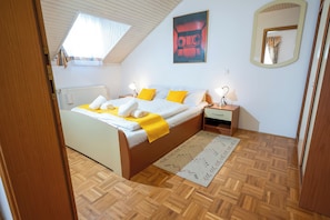 1 habitación, tabla de planchar con plancha y cuna de viaje 