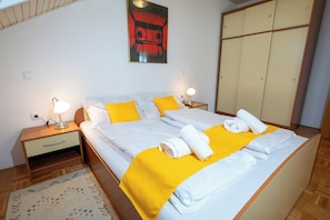1 habitación, tabla de planchar con plancha y cuna de viaje