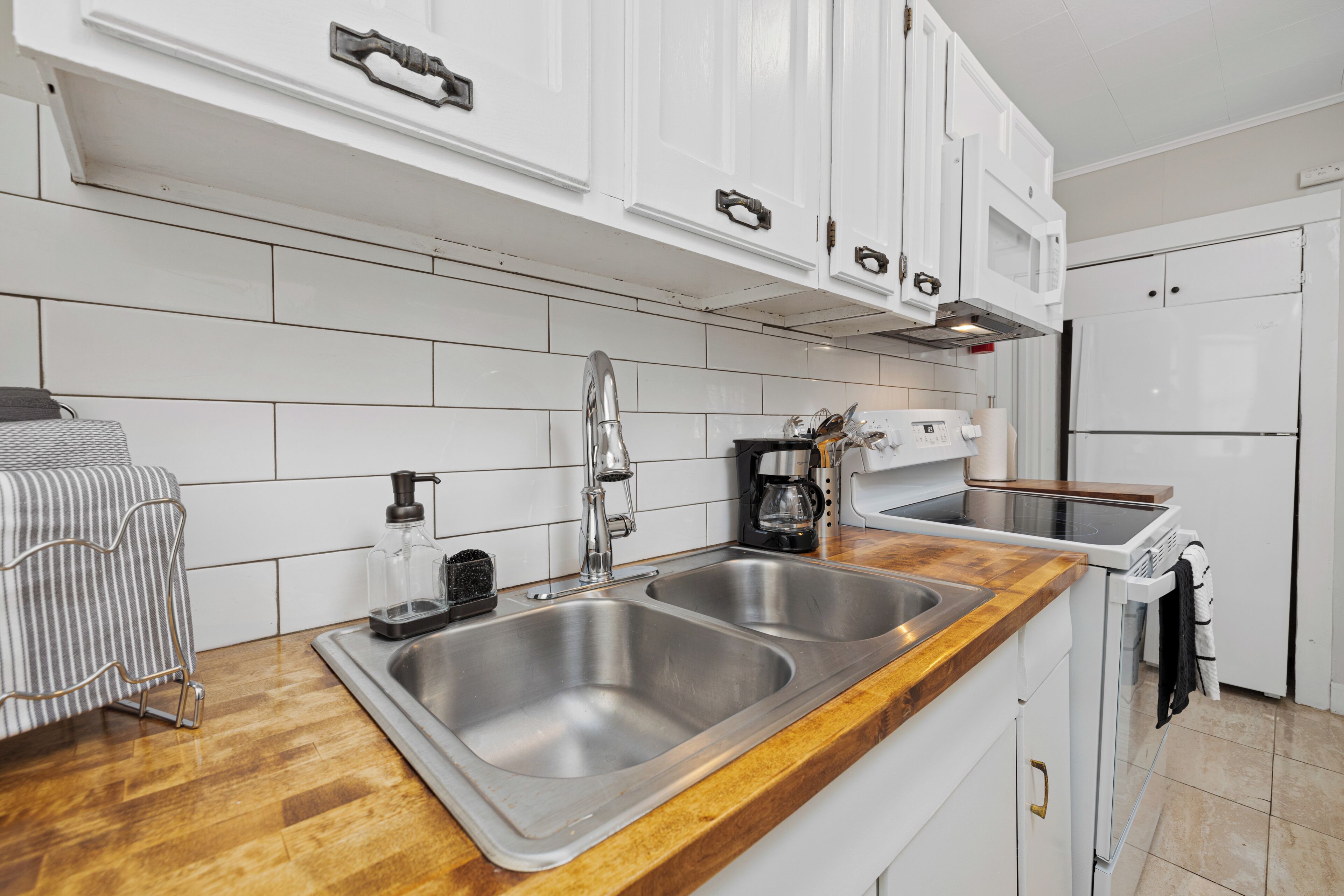 Frigorífico, microondas, horno y placa de cocina
