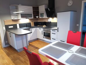 Fridge, microwave, oven, stovetop - Family-friendly and sunny vacation apartment in Rostock city villa (Rostock)