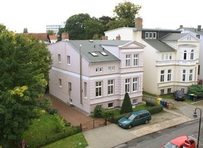 Exterior - Family-friendly and sunny vacation apartment in Rostock city villa (Rostock)
