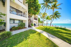 Property grounds - Beach Front 2 Bed/ 2 1/2 Bath Updated condo with heated Pool (Key Colony Beach)