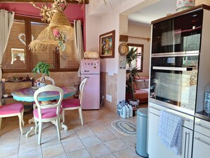 Microwave, oven, stovetop, dishwasher - Villa can Juanito- Paradise location, very close to the harbor, Porto Cristo beach (Porto Cristo)