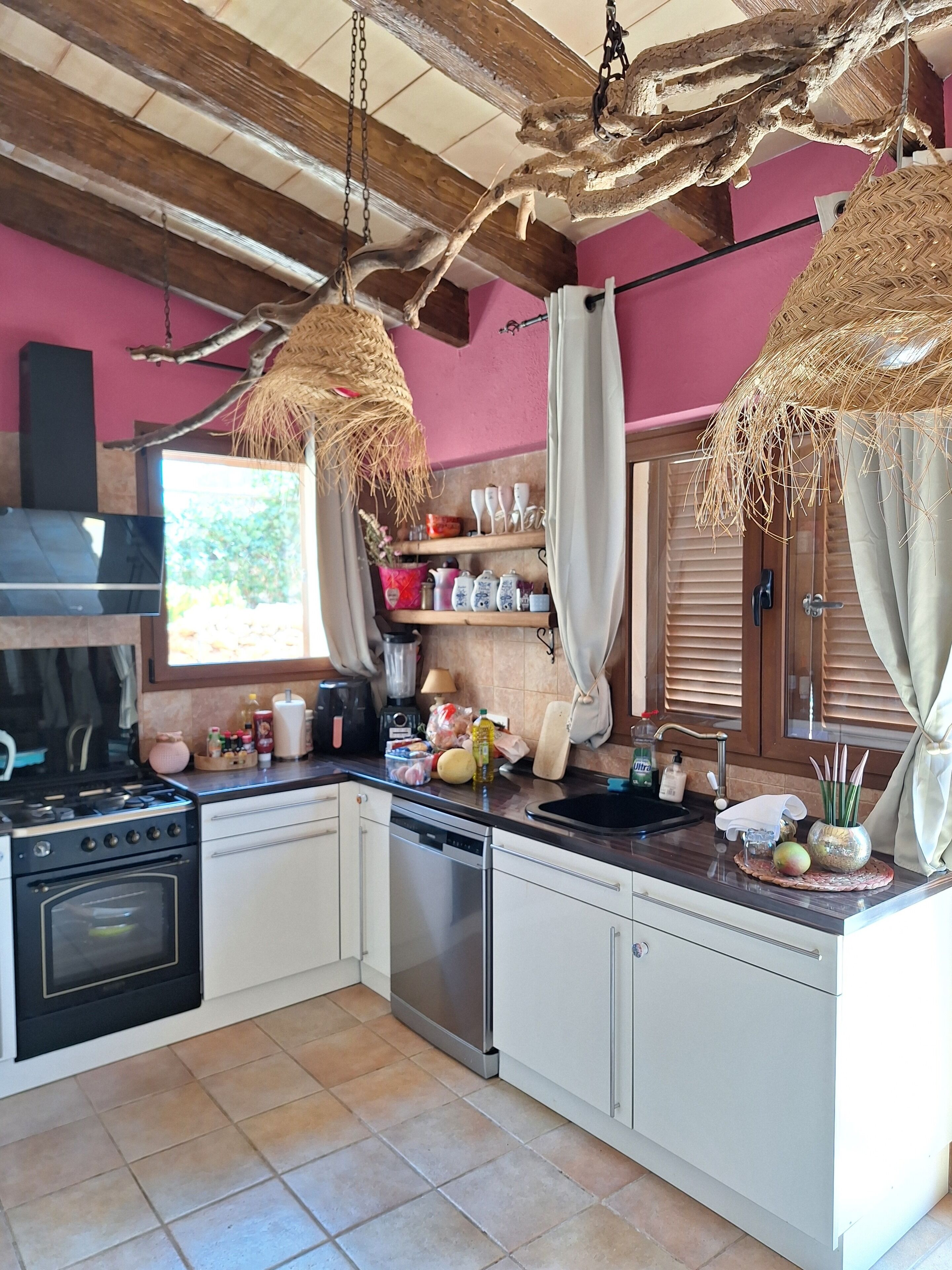 Microondas, horno, placa de cocina y lavavajillas
