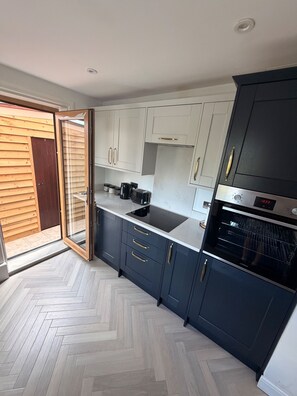 Fridge, microwave, oven, stovetop - House Sleeps 7 With Enclosed Garden (Peterborough)