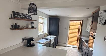 House Sleeps 7 With Enclosed Garden