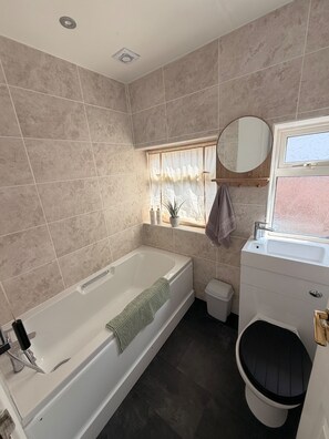 Bathtub dan shower terpisah, bathtub besar,  dan handuk