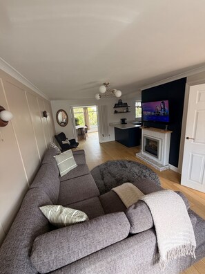 Living area - House Sleeps 7 With Enclosed Garden (Peterborough)